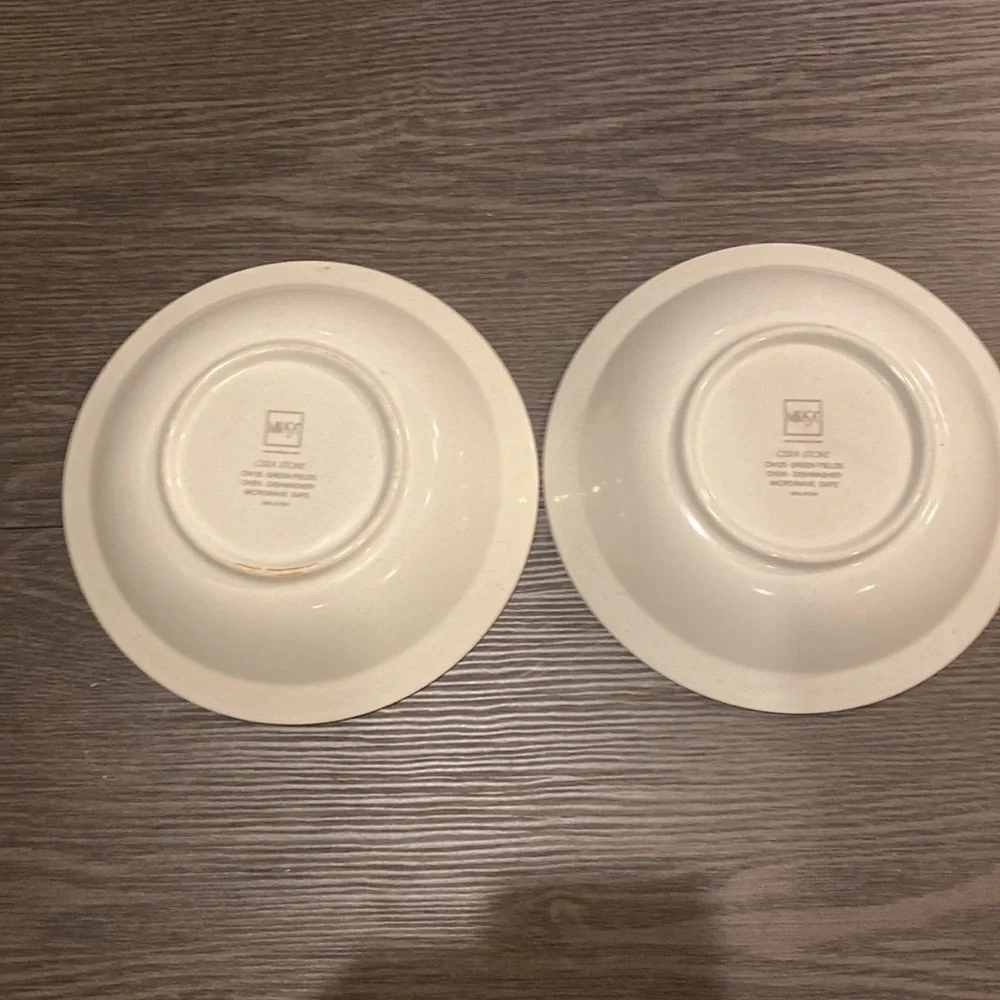 (2) Mikasa Green Fields bowls. 8” diameter. Blue/Off- white. Beautiful! 2 bowls.